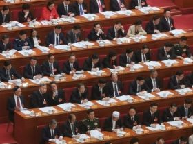 两会2024︱张晓明在政协开幕式主席台就坐