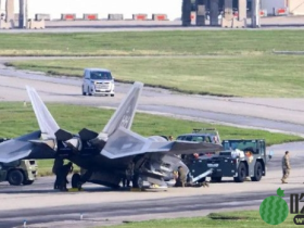 又“跪了”︱起落架问题，驻日美军一架F-22战机出事故受损