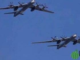 苏-30战机伴飞!两架俄轰炸机在日本海中立水域上空完成例行飞行