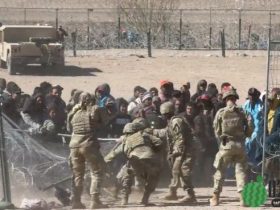 移民冲破铁丝网试图涌入美国 场面十分混乱,还有得克萨斯州警卫被撞倒