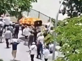 新加坡丧礼曝惊险场面，担挑突断棺材直堕地吓坏亲友