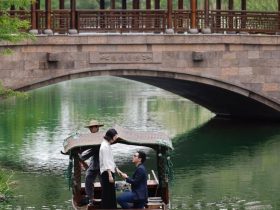 霍家三少霍启仁未婚妻晒巨钻求婚戒,传出身泰国建筑师世家