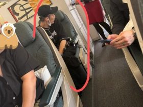 39岁男神飞机现“丑态”偷看空姐流鼻血?目露凶光被指像小偷