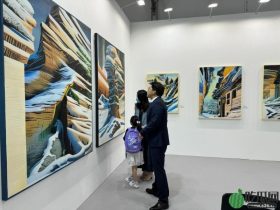 郭晶晶一拖三坐高铁到深圳看展览，一个安排震惊网民：看到照片吓一跳！