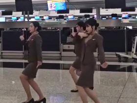 韩亚航空空姐在香港机场跳女团舞爆红!网民:可以直接出道