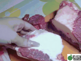 辽宁女超市买牛肉发现竟是“牛油包瘦肉”,商家道歉假一赔十