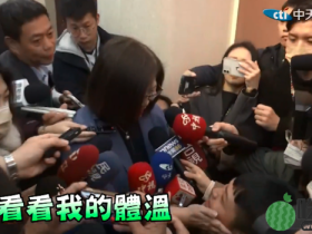 被追问“极冷血” 管碧玲竟摸男记者脸回应,郭正亮4字解读