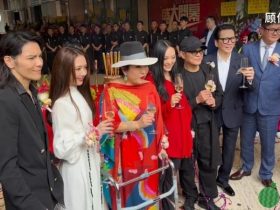 李连杰父女撑向太澳门新店开幕,干女儿地位超然向佐夫妇靠边站