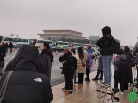 两会2024︱直击:全国人大开幕,记者冒雨雪一早齐聚大会堂