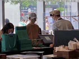 何炅吃瓜黑料低调买咖啡巴掌脸抢眼,真实身材曝光引热议