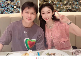 李晨吃瓜黑料李晨与美女富婆吃大餐！头靠头合影显亲密