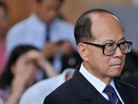 李嘉诚的吃瓜黑料及人力还是不敌天命,94岁李嘉诚已驼背,上山还得依靠电动滑板车