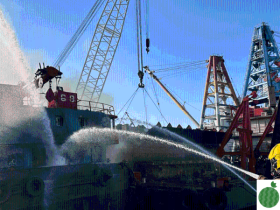 油麻地避风塘百呎长拖船起火，浓烟冲天，消防吁居民关窗保持镇定