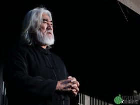 72岁名导演再做人父,41岁娇妻晒验孕棒宣布怀第三胎