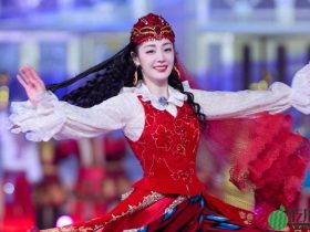 迪丽热巴曝春晚表演摔倒骨裂,没人发现秒起身跳完网大赞