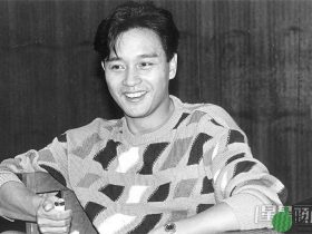 张国荣逝世21周年丨大批哥迷献花，金发性感女子打卡遭轰