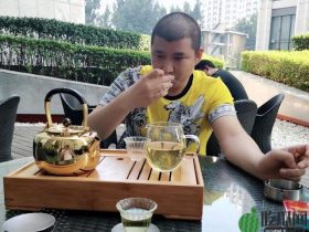 二驴出席广东雨神活动,性情下跪:面子不值钱