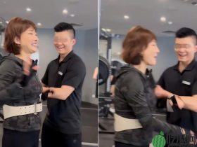 48岁牛莉穿紧身裤健身,与男教练嬉笑打闹