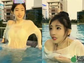 冯提莫泳池直播清新活力中融入的不只是水花