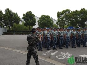 网红外卖小哥高帅旗在上海交大带新生军训,网友:很励志!