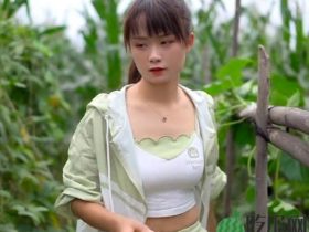 严素下地摘黄瓜，被质疑裤子穿反，网友：丢人