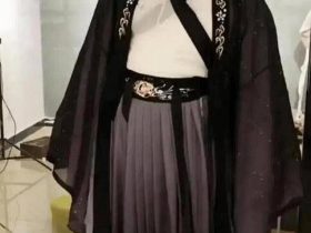 朱小伟穿得不伦不类,网友:地主家的傻儿子