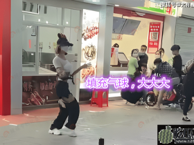 女网红探店打卡,气球填充博眼球,好尴尬