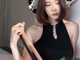 太性感!网红聂小雨穿超短裙,手握腰带扮牛仔